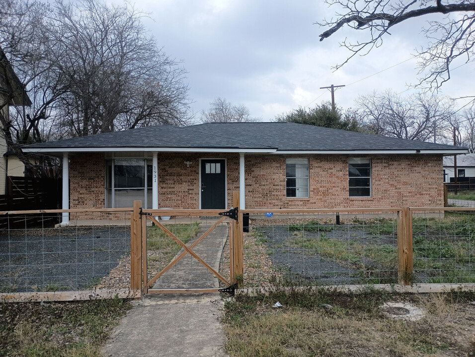 1931 N PanAm Expy in San Antonio, TX - Building Photo