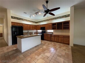 8216 Romantic Sunset St in Las Vegas, NV - Foto de edificio - Building Photo