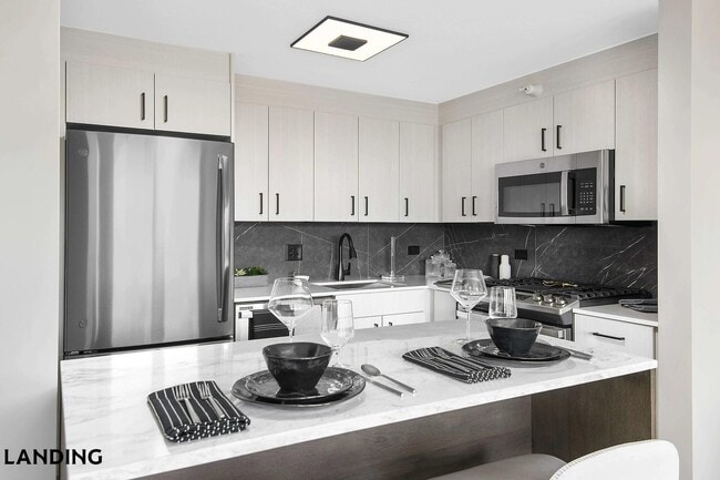 1922 W Ogden Ave, Unit 1114 in Chicago, IL - Building Photo - Building Photo