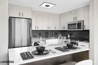 1922 W Ogden Ave in Chicago, IL - Foto de edificio - Building Photo