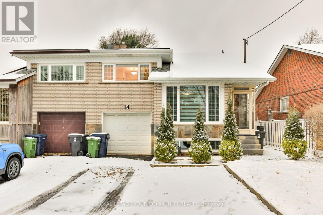 9 Tulane Crescent in Toronto, ON - Building Photo