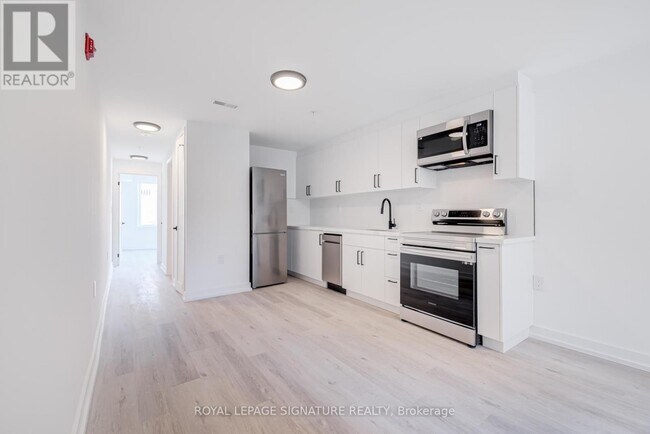 3039 Dundas St W in Toronto, ON - Building Photo - Building Photo