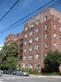 64-21 Booth St in Flushing, NY - Foto de edificio - Building Photo