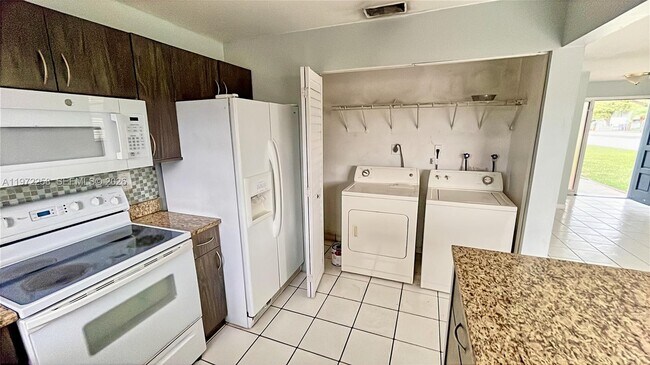 10900 NW 7th St in Miami, FL - Foto de edificio - Building Photo