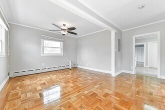 40 Bosson St, Unit 1 in Revere, MA - Foto de edificio - Building Photo