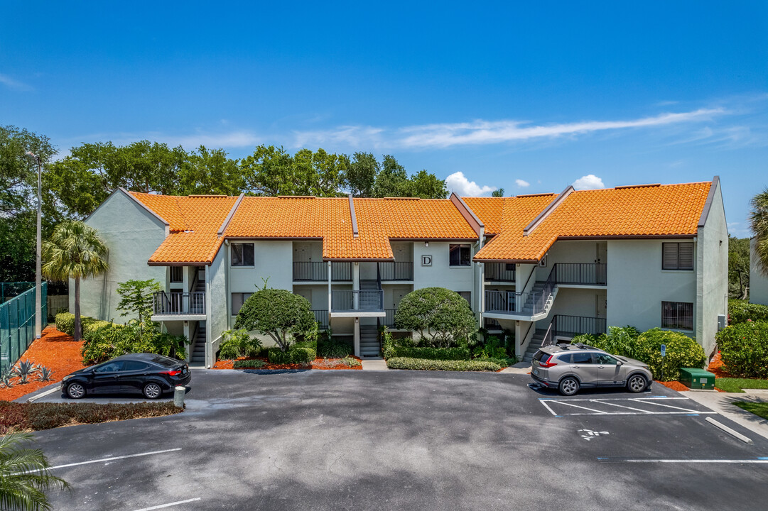 Holiday Island Resort in St. Petersburg, FL - Building Photo