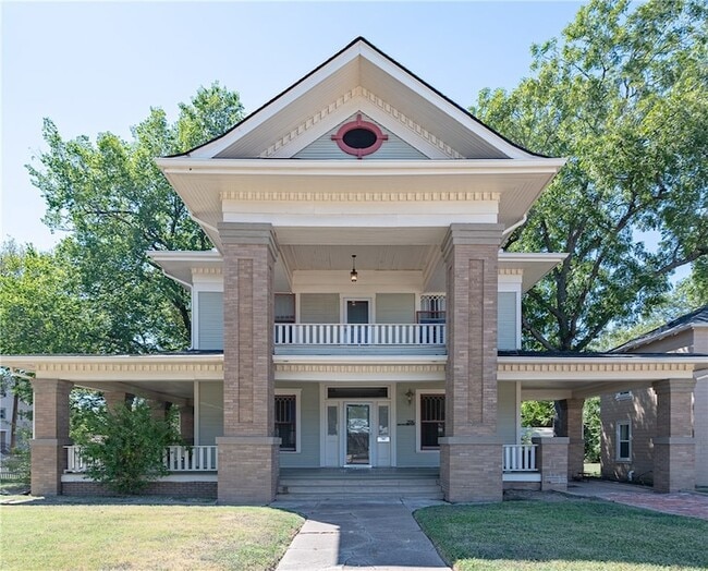 property at 206 S Sims Ave