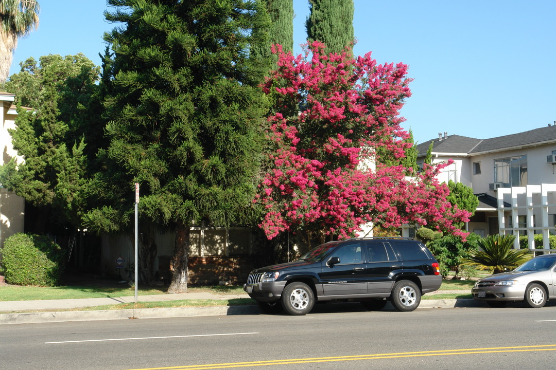 4467 Hazeltine Ave in Sherman Oaks, CA - Building Photo