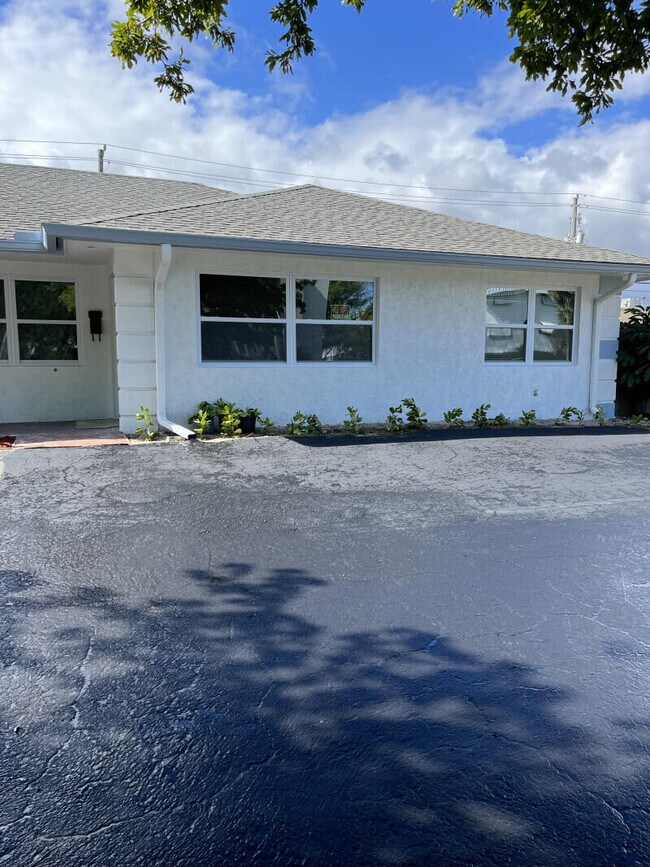 207 Castlewood Dr in North Palm Beach, FL - Building Photo - Building Photo