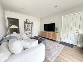 630 E San Antonio Dr, Unit #1 in Long Beach, CA - Foto de edificio - Building Photo