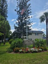 1549 Sandpiper St, Unit 36 in Naples, FL - Building Photo