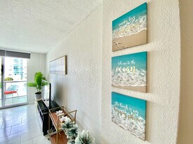 9 Seacrest Pkwy in Hollywood, FL - Building Photo