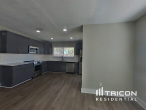 6825 Mitchell Cir in Tampa, FL - Building Photo - Building Photo