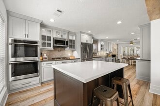 327 Stonehenge Ln in Houston, TX - Building Photo - Building Photo
