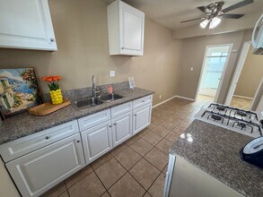 9320 Elm Vista Dr in Downey, CA - Foto de edificio - Building Photo