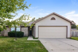 140 Park Pl Blvd in Avon, IN - Building Photo