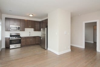 3407 W Fullerton Ave, Unit R04A in Chicago, IL - Building Photo - Building Photo