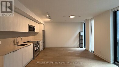 25-225 Richmond St E in Toronto, ON - Building Photo - Building Photo