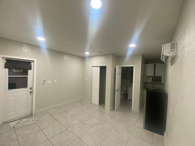 19227 NW 62nd Ave, Unit Studio in Hialeah, FL - Building Photo - Building Photo