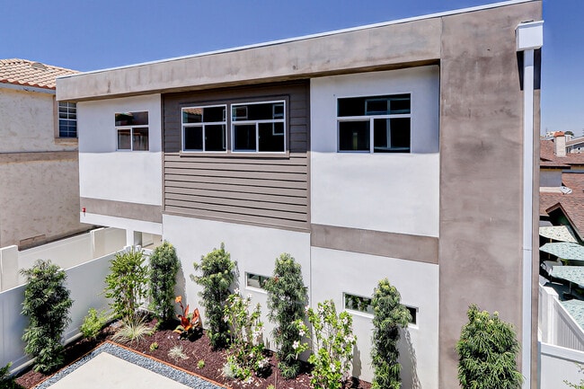 2321 Clark Ln in Redondo Beach, CA - Foto de edificio - Building Photo