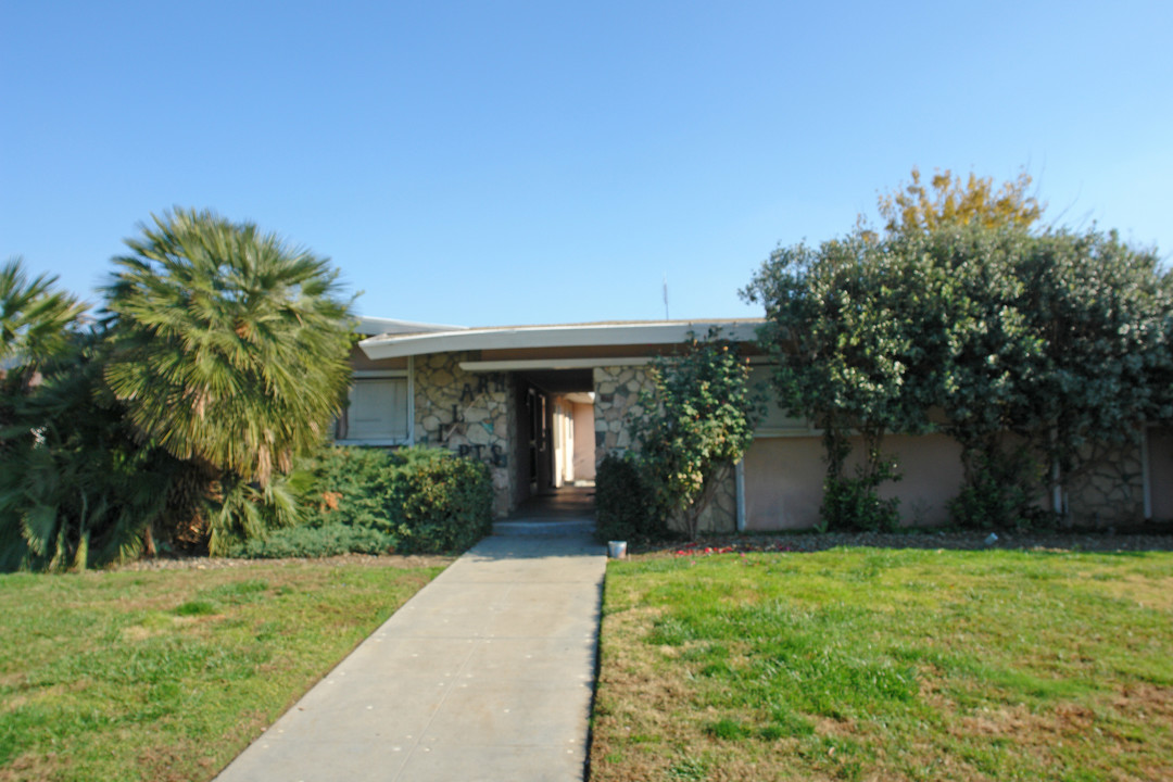 1108 S Shady St in Visalia, CA - Building Photo