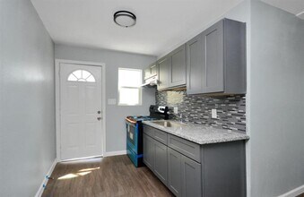 7919 Brays St in Houston, TX - Building Photo - Building Photo