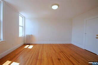 154 Undercliff Ave, Unit 5 in Edgewater, NJ - Foto de edificio - Building Photo