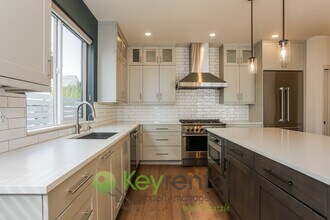 3017 Belvidere Ave SW in Seattle, WA - Building Photo - Building Photo