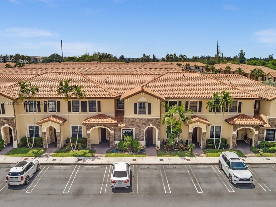 8926 W 35th Ct in Hialeah, FL - Building Photo