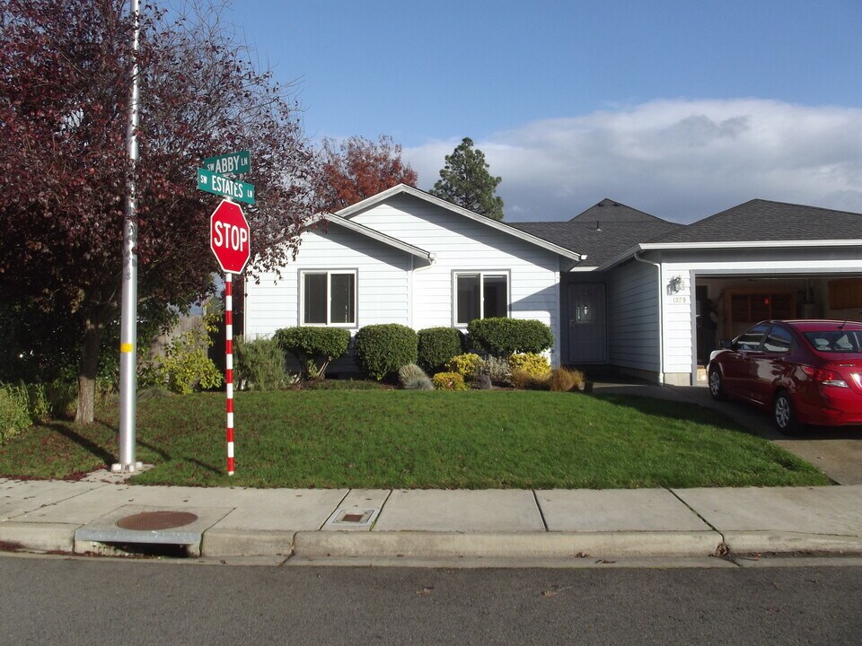 1329 Abby Ln in Grants Pass, OR - Building Photo