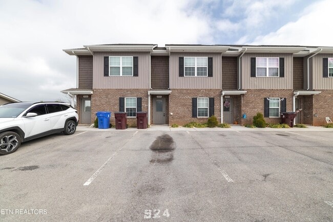 924 Warrior Hill Dr in Louisville, TN - Foto de edificio - Building Photo