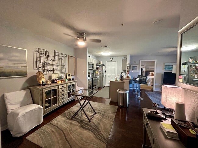 5483 Vineland Rd in Orlando, FL - Building Photo - Building Photo