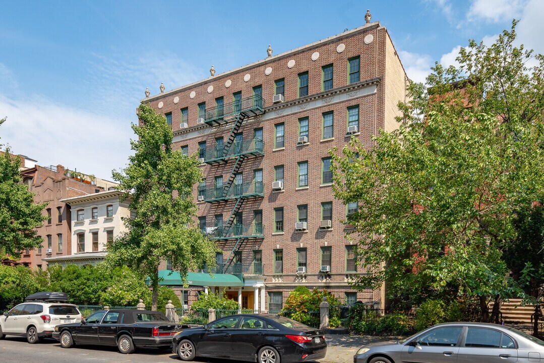 295 Washington Ave in Brooklyn, NY - Building Photo