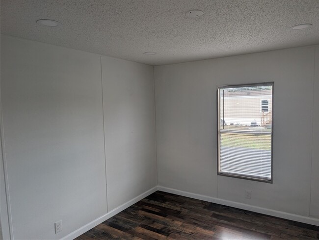 608 CR-5102I in Cleveland, TX - Foto de edificio - Building Photo