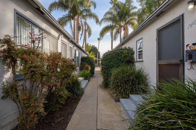 1406 1/2 Grand Ave