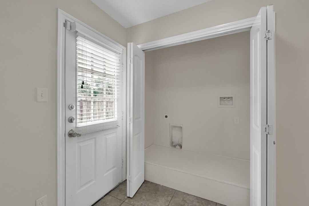 170 S Bend Ct in Willis, TX - Building Photo