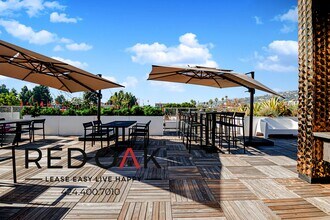 700 N Spaulding Ave, Unit 210 in Los Angeles, CA - Foto de edificio - Building Photo