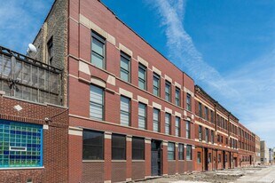 2120 W Grand Ave in Chicago, IL - Building Photo