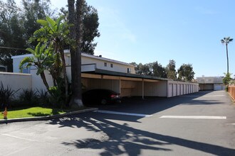 Melrose Garden Apartments in Huntington Beach, CA - Foto de edificio - Building Photo