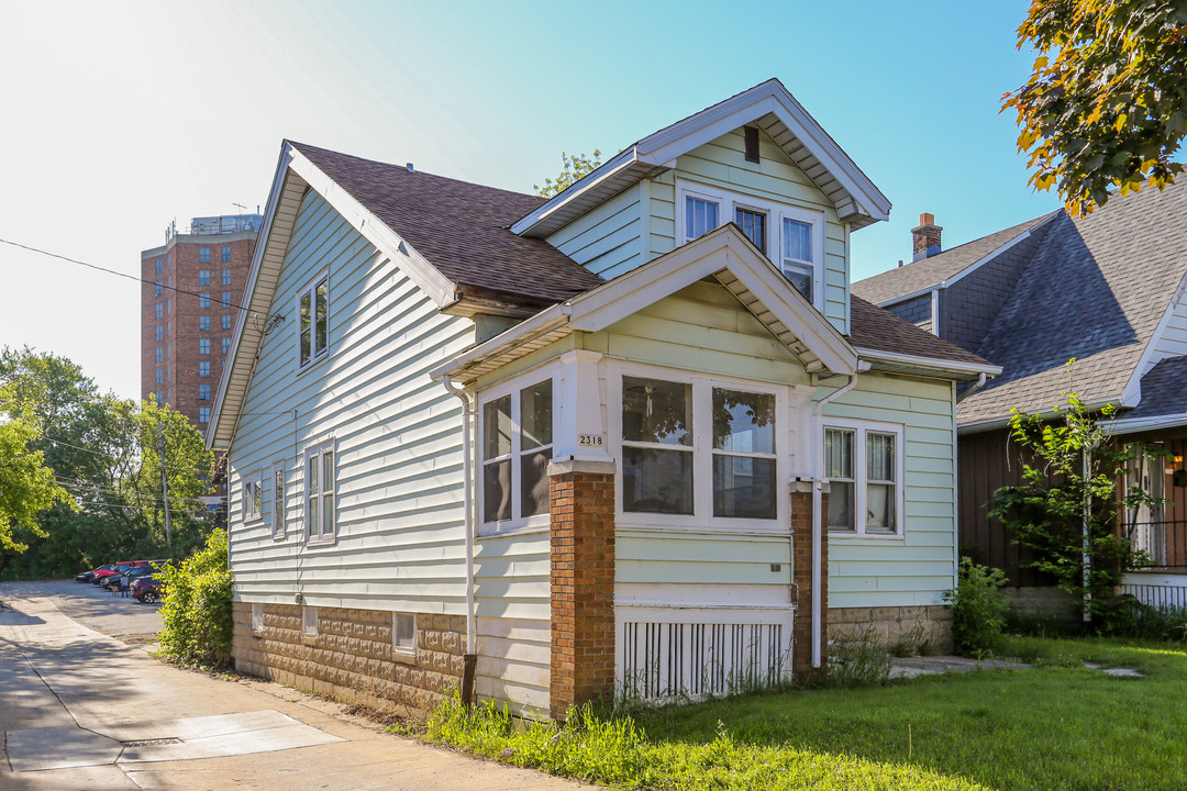 2318 S Austin St in Milwaukee, WI - Foto de edificio