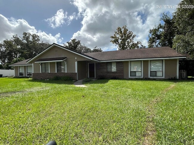 808 Meadowbrook Dr