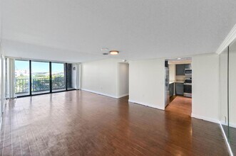 5600 N Flagler Dr, Unit 5060 in West Palm Beach, FL - Foto de edificio - Building Photo