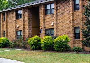 Pinewood Manor Apartments in Statesboro, GA - Foto de edificio - Building Photo