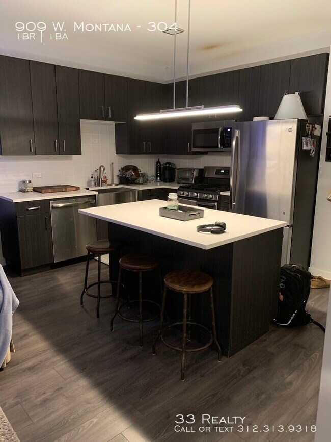 909 W Montana St-Unit -304 in Chicago, IL - Building Photo - Building Photo