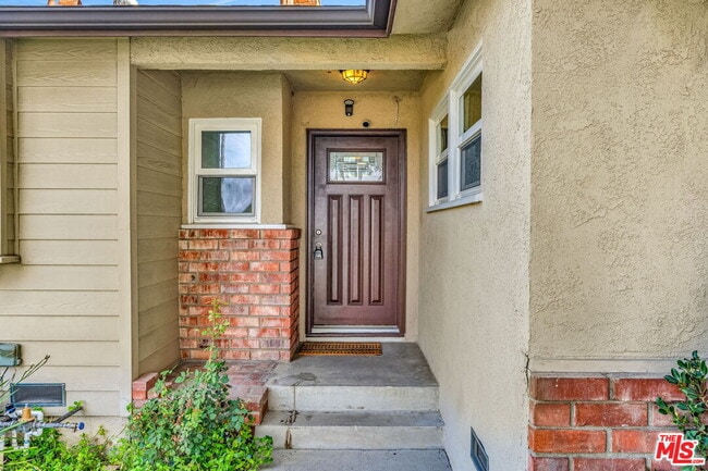 19341 Bryant St in Los Angeles, CA - Foto de edificio - Building Photo