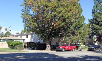 17331 Chatsworth St in Granada Hills, CA - Building Photo