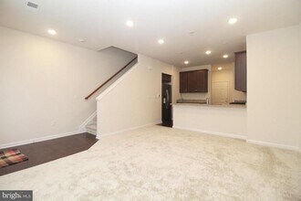 410 Reading Ct in West Windsor Township, NJ - Foto de edificio - Building Photo