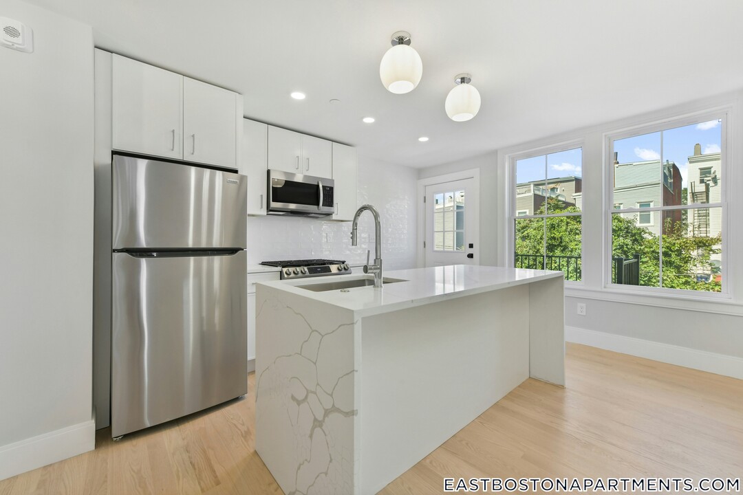 226 Princeton St in Boston, MA - Building Photo