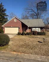 111 Shelley Ln in Florence, AL - Building Photo