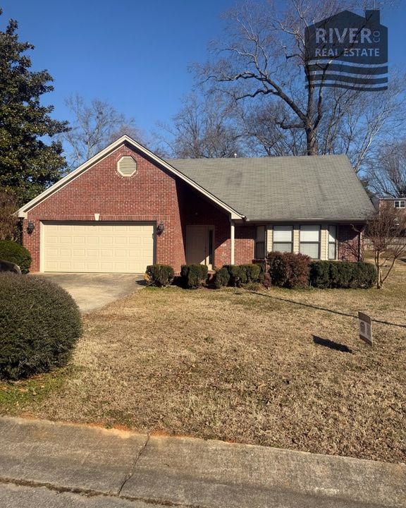 111 Shelley Ln in Florence, AL - Building Photo